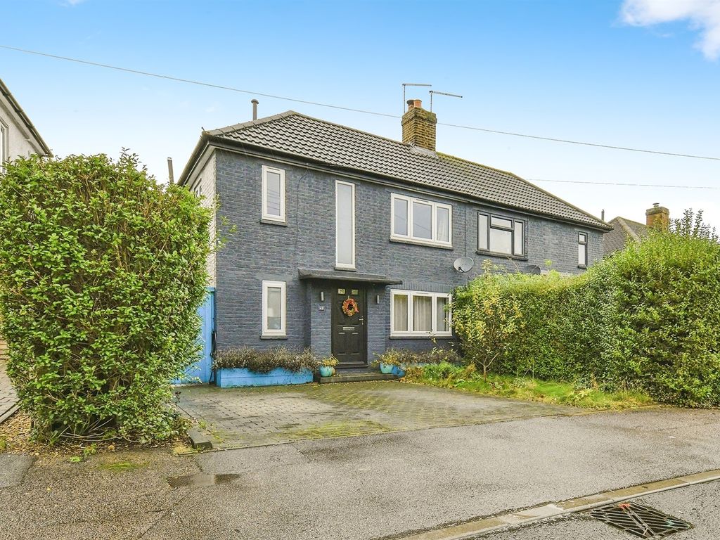 3 bed semidetached house for sale in Common Rise, Hitchin SG4, £