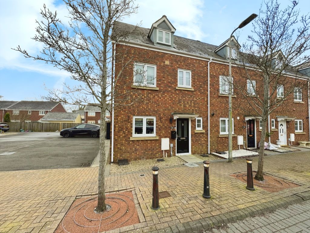 4 bed end terrace house for sale in Ffordd Cambria, Pontarddulais