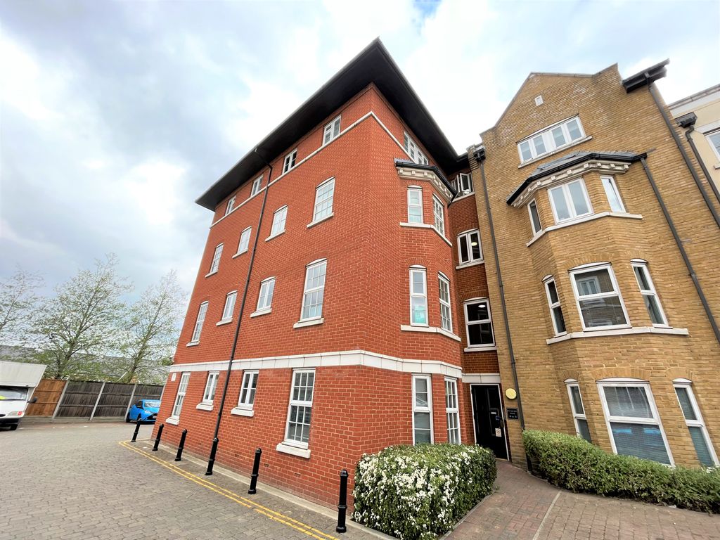 2 bed flat for sale in Rochforte House, Roche Close, Rochford SS4 Zoopla