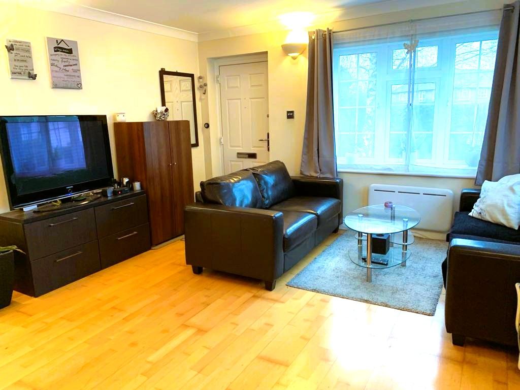 1 bed flat to rent in London Road, Slough SL3, £1,150 pcm Zoopla
