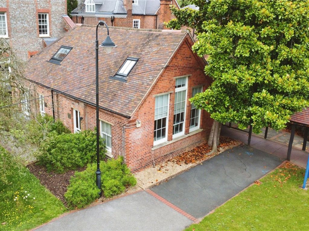 1 bed semidetached house for sale in London Road, Reading, Berkshire