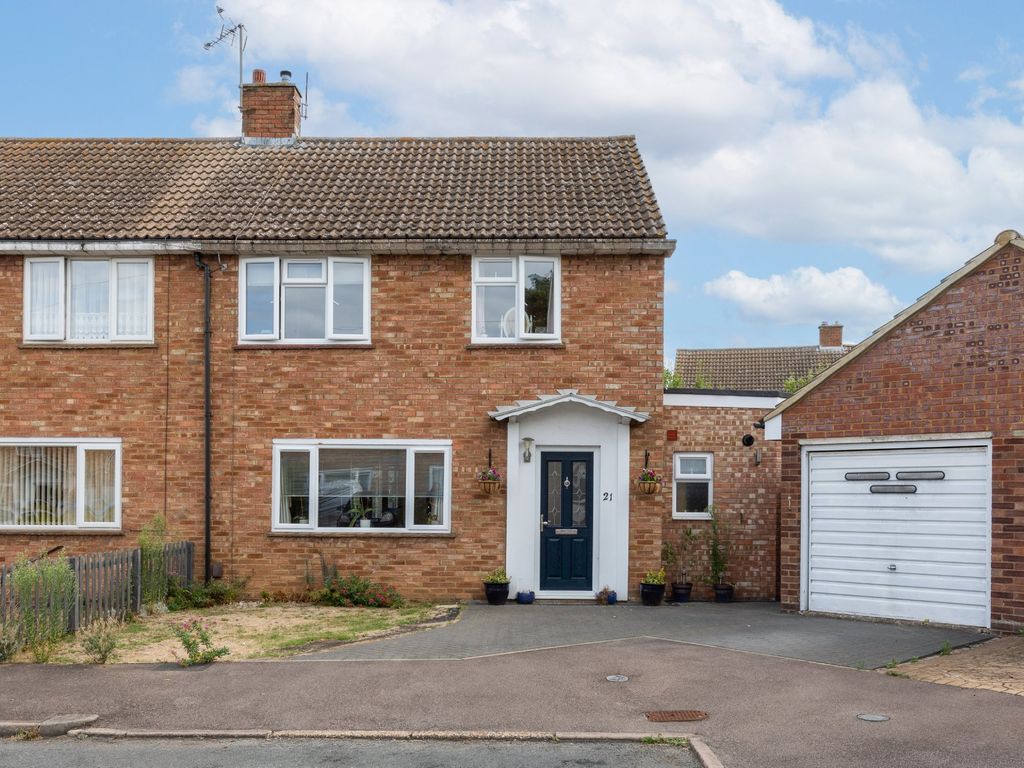 3 bed semidetached house for sale in Castles Close, Stotfold, Hitchin