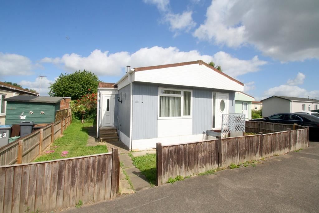 2 bed mobile/park home for sale in Western Close, Penton Park, Chertsey
