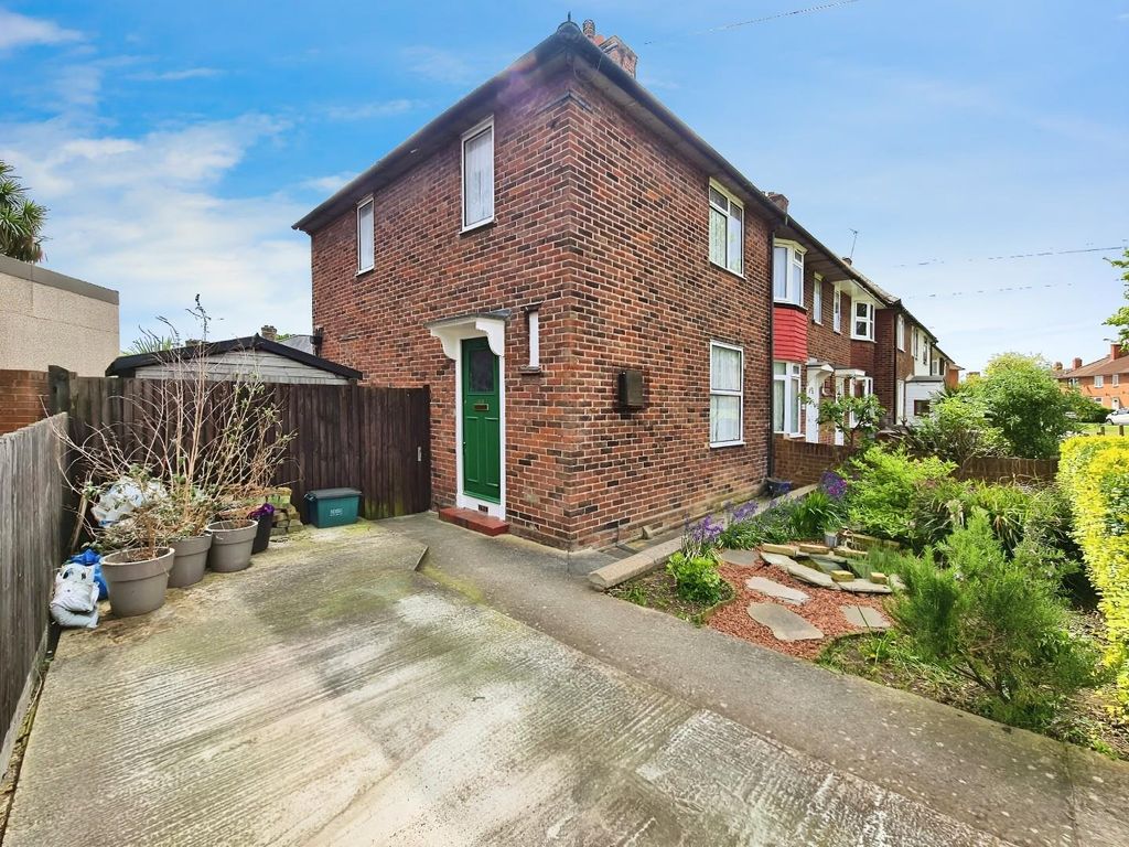 3 bed end terrace house for sale in Middleton Road, Carshalton SM5, £