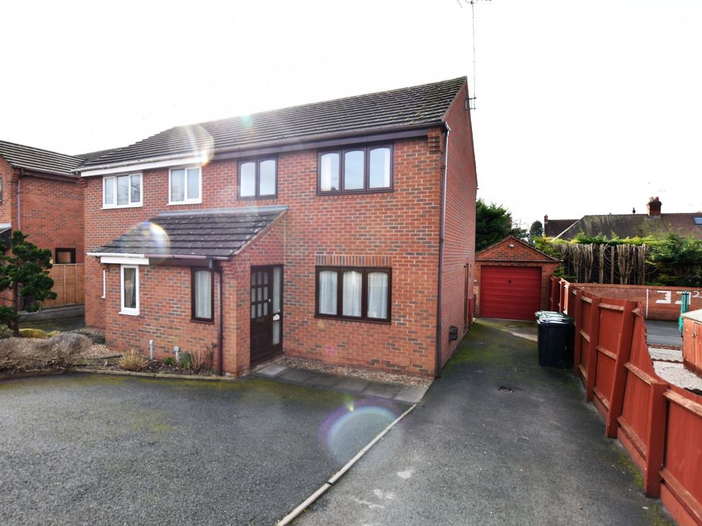 3 bed semidetached house for sale in Elmside, Evesham, Worcestershire