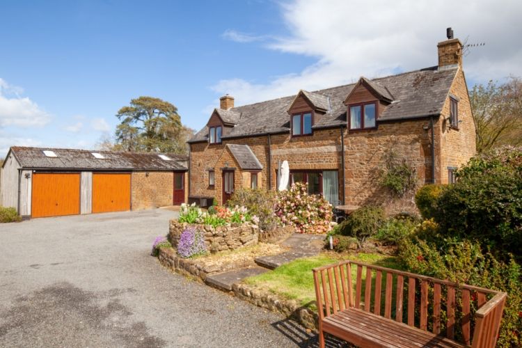 3 bed barn conversion to rent in Hook Norton, Banbury OX15, £2,200 pcm