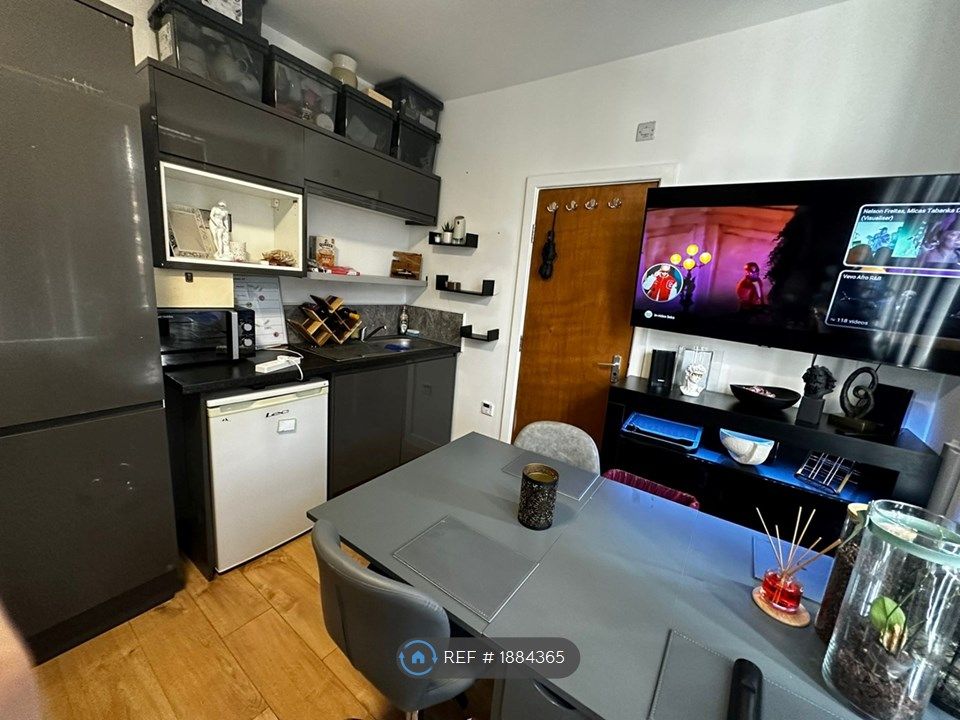 Studio to rent in Cranbrook Road, Ilford IG1, £1,200 pcm Zoopla