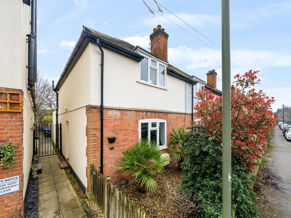 2 bed end terrace house to rent in Douglas Road, Esher KT10, £1,850 pcm