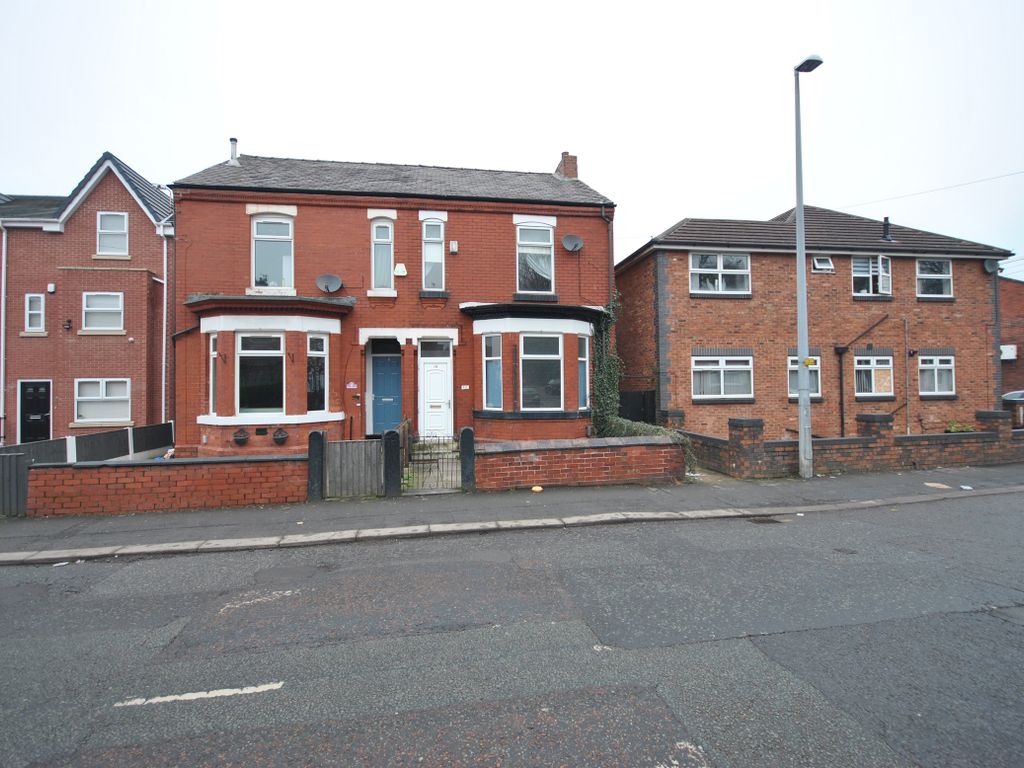 2 bed terraced house to rent in Trafford Road, Eccles Manchester M30