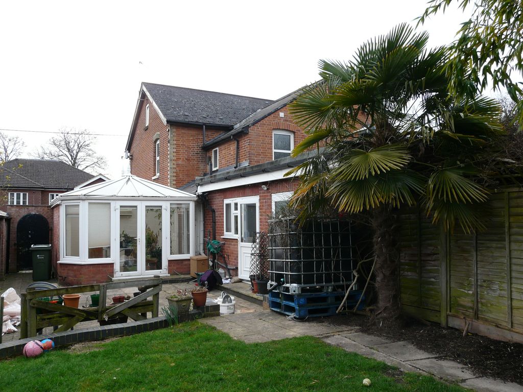 3 bed semidetached house to rent in Frimley Road, Aldershot GU12, £