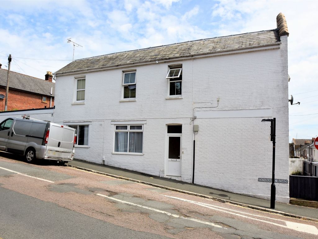 2 bed flat to rent in St. Marys Road, Cowes PO31, £725 pcm Zoopla