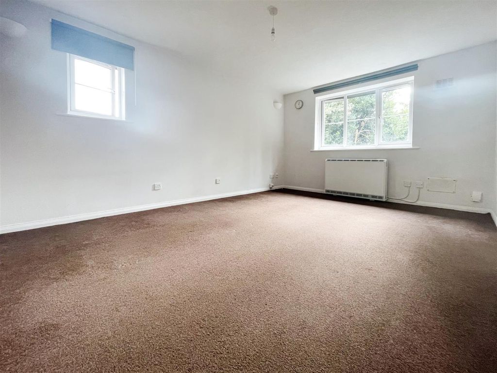 2 bed flat to rent in Crest Avenue, Grays RM17, £875 pcm Zoopla