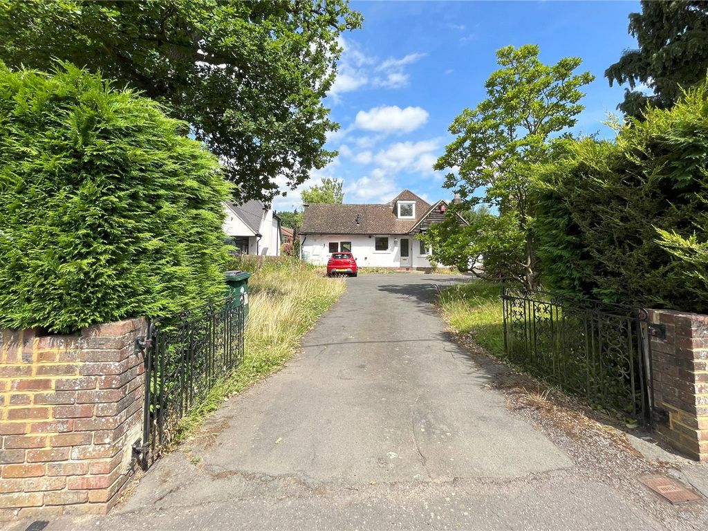 4 bed bungalow to rent in Tinsley Lane, Three Bridges, Crawley, West