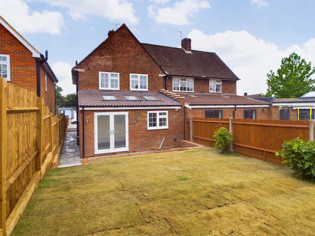 3 bed semidetached house for sale in Oliver Road, Hemel Hempstead HP3