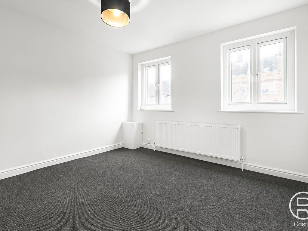 2 bed flat for sale in Greenford Avenue, London W7, £350,000 Zoopla