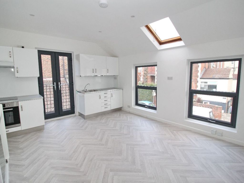 2 bed detached house to rent in Stansted Road, Southsea PO5, £1,150 pcm