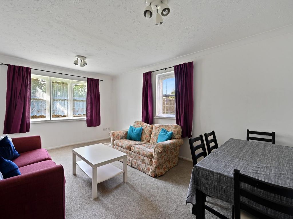 2 bed flat for sale in Stirling Grove, Hounslow TW3, £299,999 Zoopla