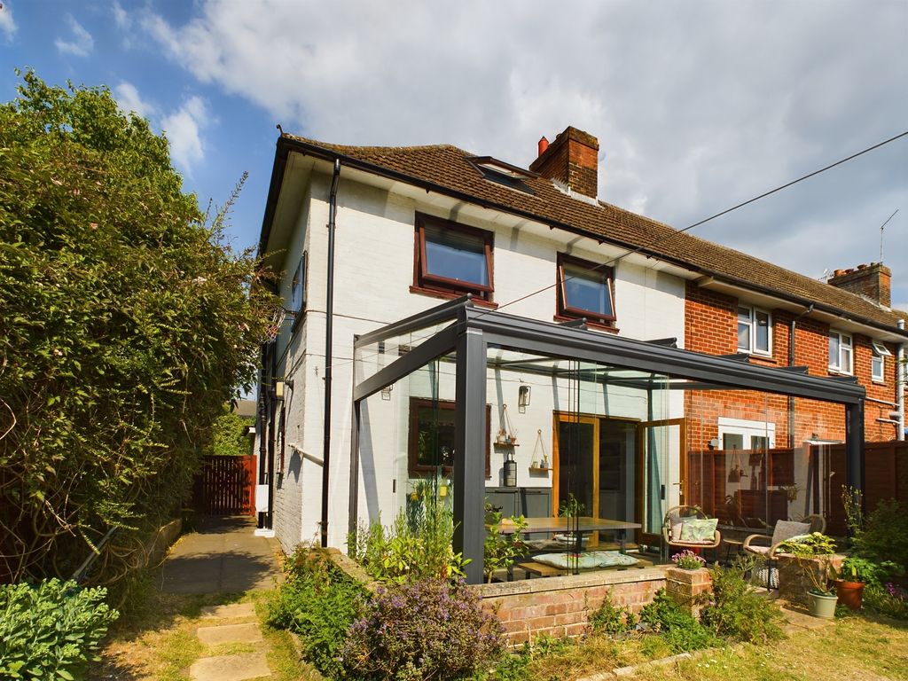 4 bed end terrace house for sale in Sherborne Road, Basingstoke RG21, £