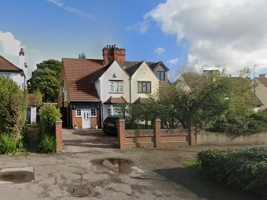 Studio to rent in Southend Arterial Road, Harold Wood RM11, £1,000 pcm