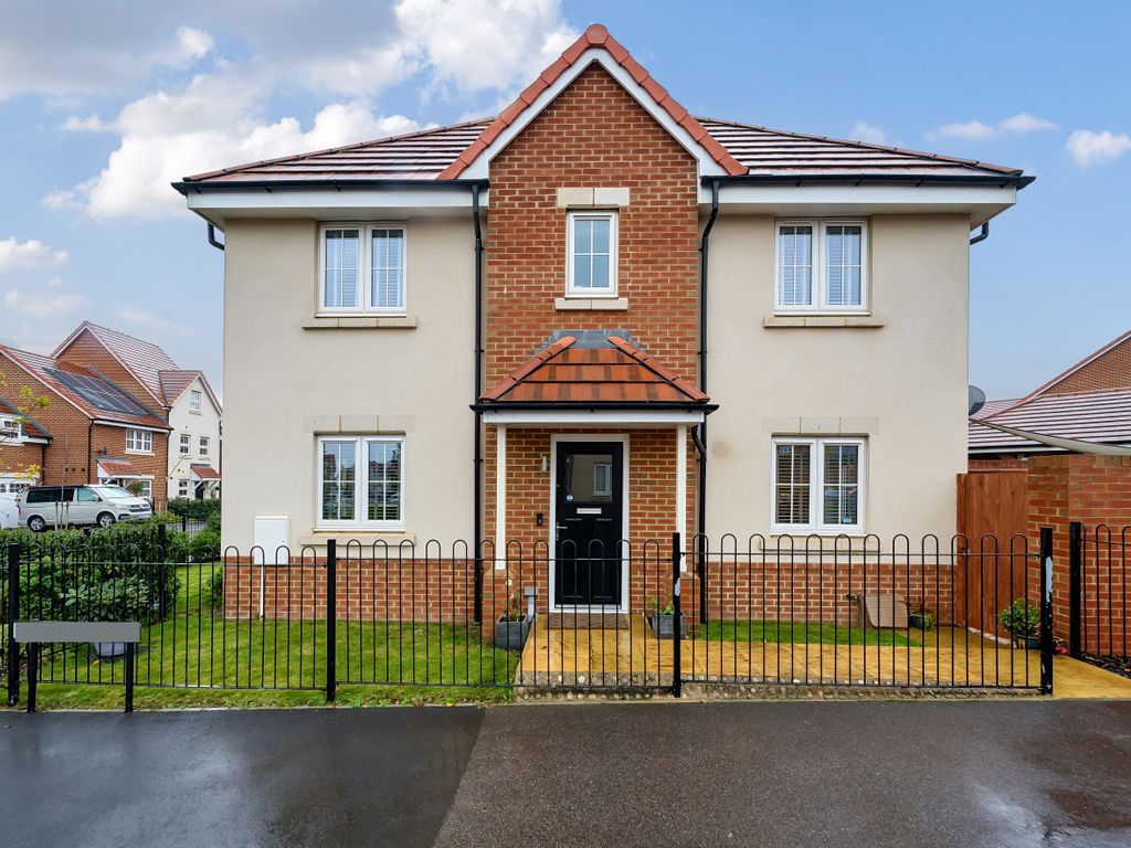 3 bed semidetached house for sale in Chiltern View, Binfield