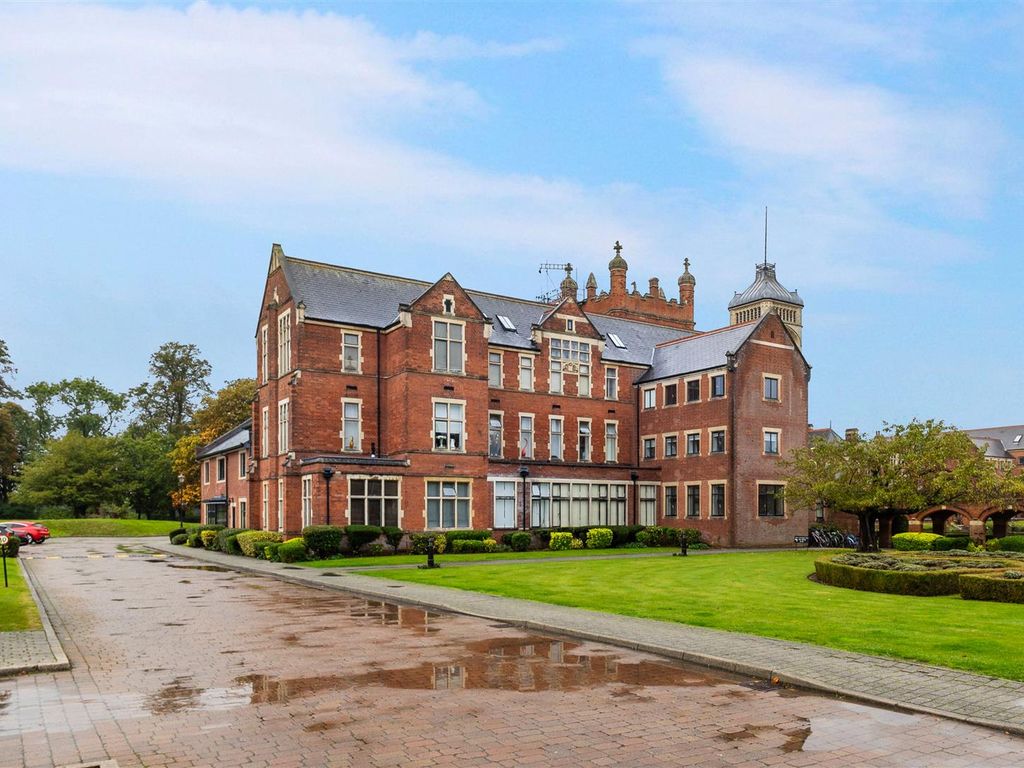 2 bed flat for sale in Royal Connaught Drive, Bushey WD23, £525,000