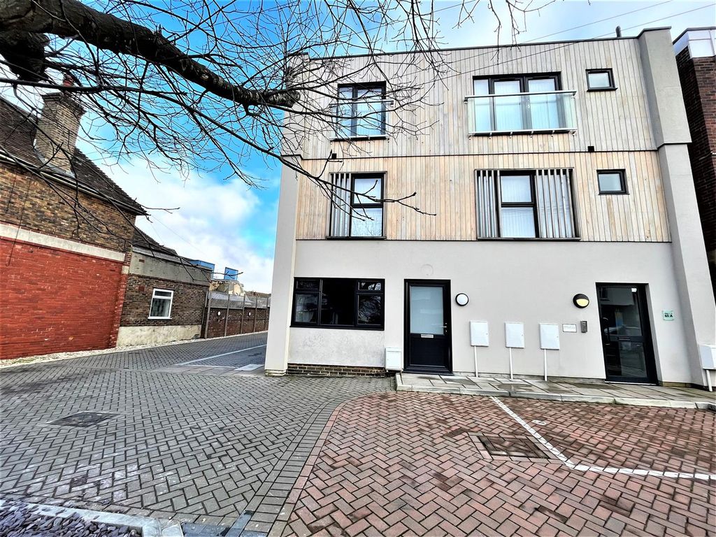 2 bed flat for sale in Cooden Sea Road, BexhillOnSea TN39 Zoopla