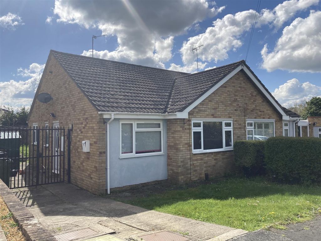 2 bed semidetached bungalow to rent in Bateman Close, Tuffley