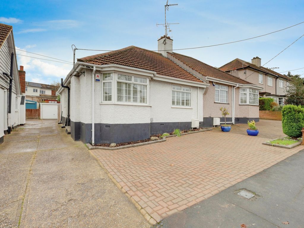 2 bed semidetached bungalow for sale in Station Crescent, Rayleigh SS6