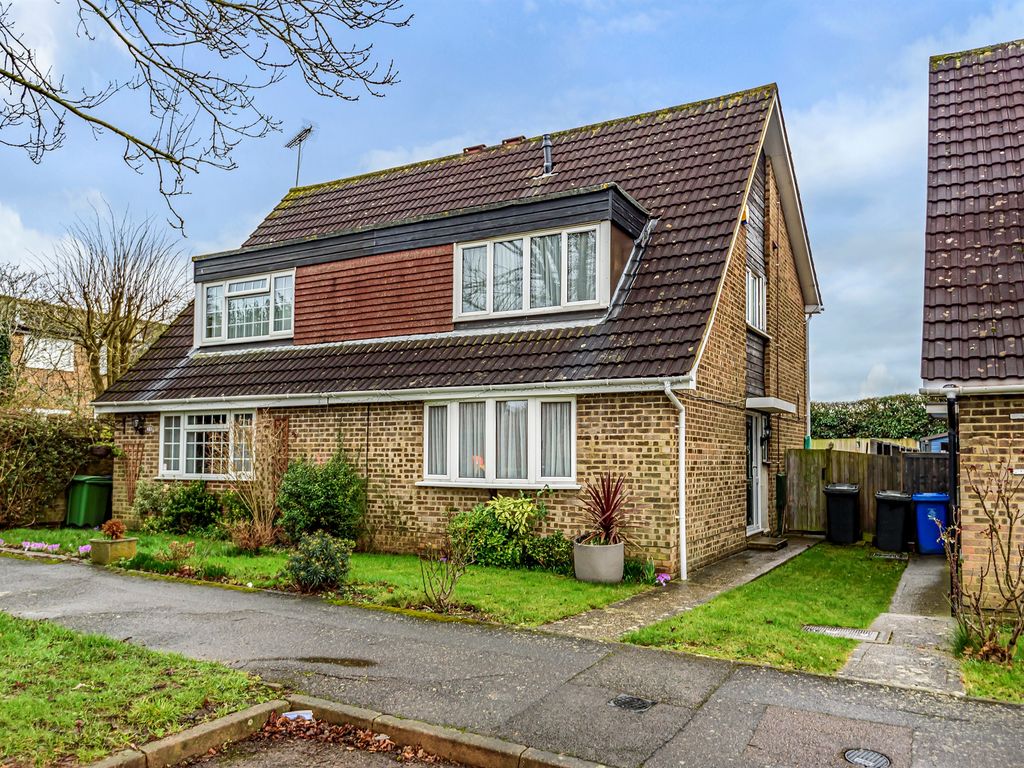 3 bed semidetached house for sale in Palmers Close, Maidenhead SL6