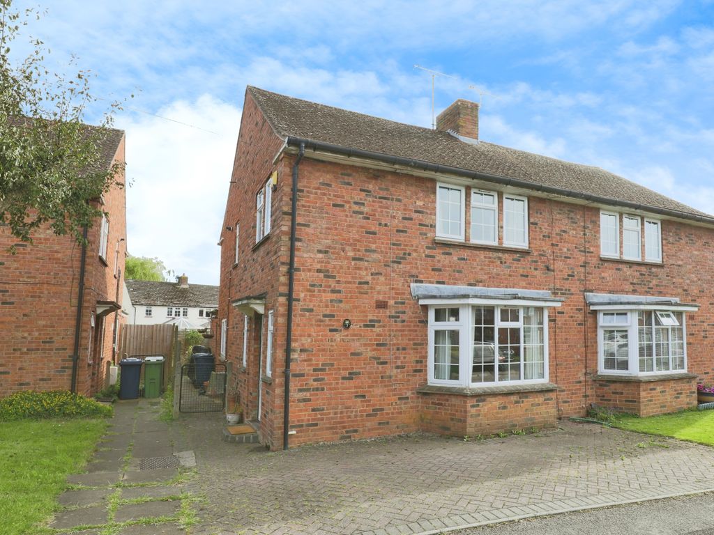 3 bed semidetached house for sale in Avenue, Cleeve
