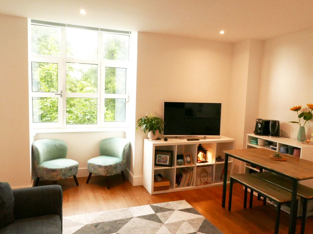 1 bed flat to rent in London Road, Romford RM7, £1,275 pcm Zoopla