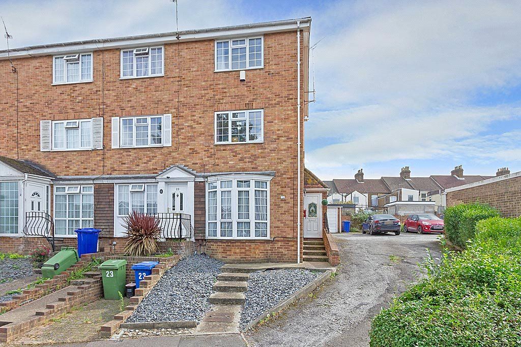 4 bed end terrace house for sale in Periwinkle Close, Sittingbourne