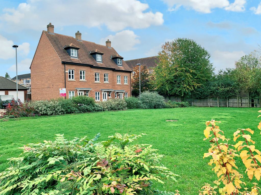 4 bed semidetached house for sale in Charnwood Forester End