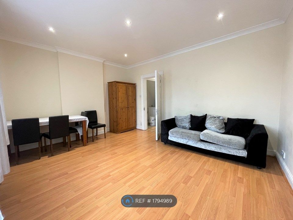 3 bed flat to rent in Broadway, Bexleyheath DA6, £1,800 pcm Zoopla