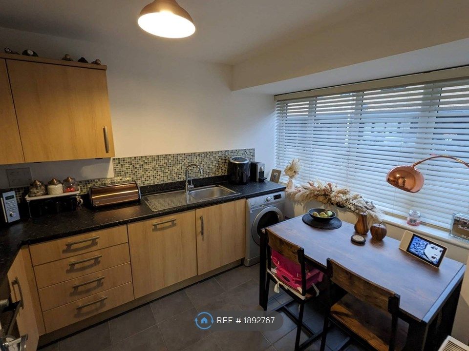 3 bed semidetached house to rent in Hawley Drive, West Malling ME19, £