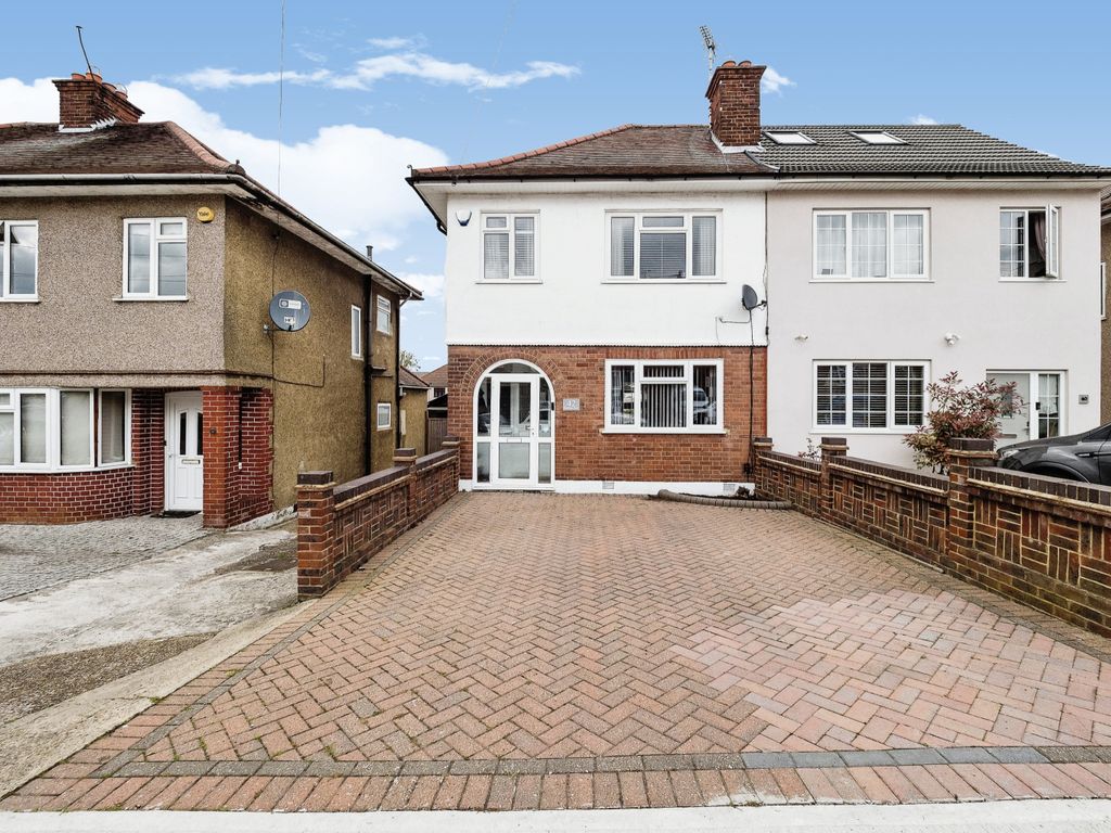 2 bed semidetached house for sale in Dominion Drive, Romford RM5, £