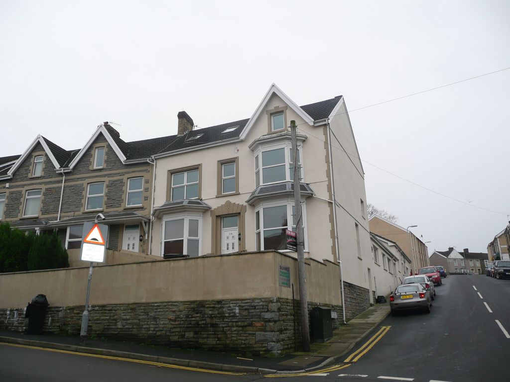 2 bed flat to rent in Lewis Road, Neath SA11, £600 pcm Zoopla