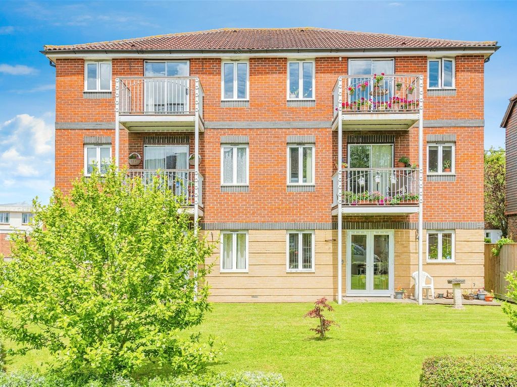 2 bed flat to rent in Linford Court, Fair Oak Road, Fair Oak, Eastleigh
