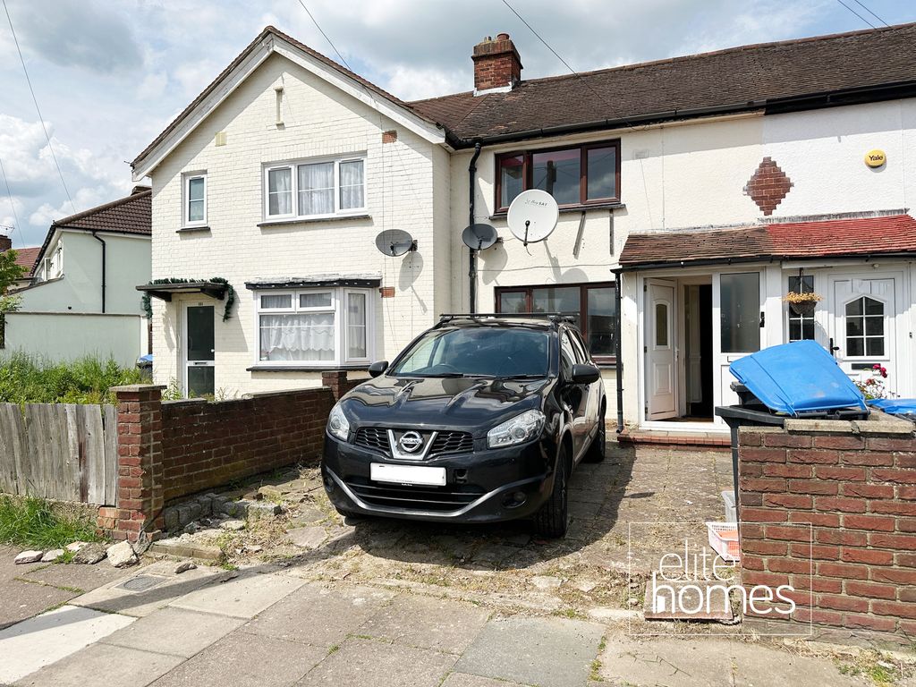 2 bed terraced house to rent in Stoneleigh Avenue, Enfield EN1, £1,800