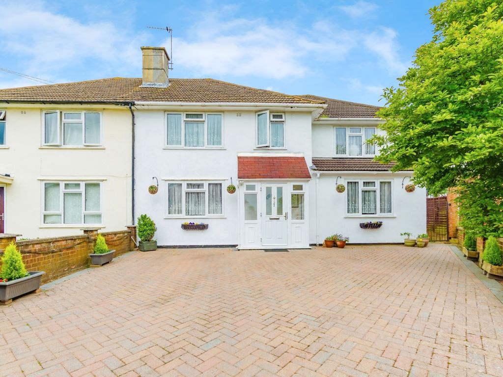 5 bed semidetached house for sale in Warbank Close, New Addington