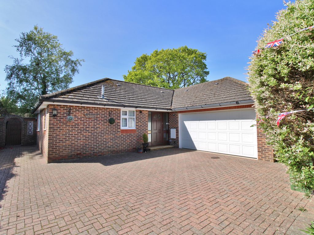 3 bed detached bungalow for sale in Burnt House Lane, Stubbington
