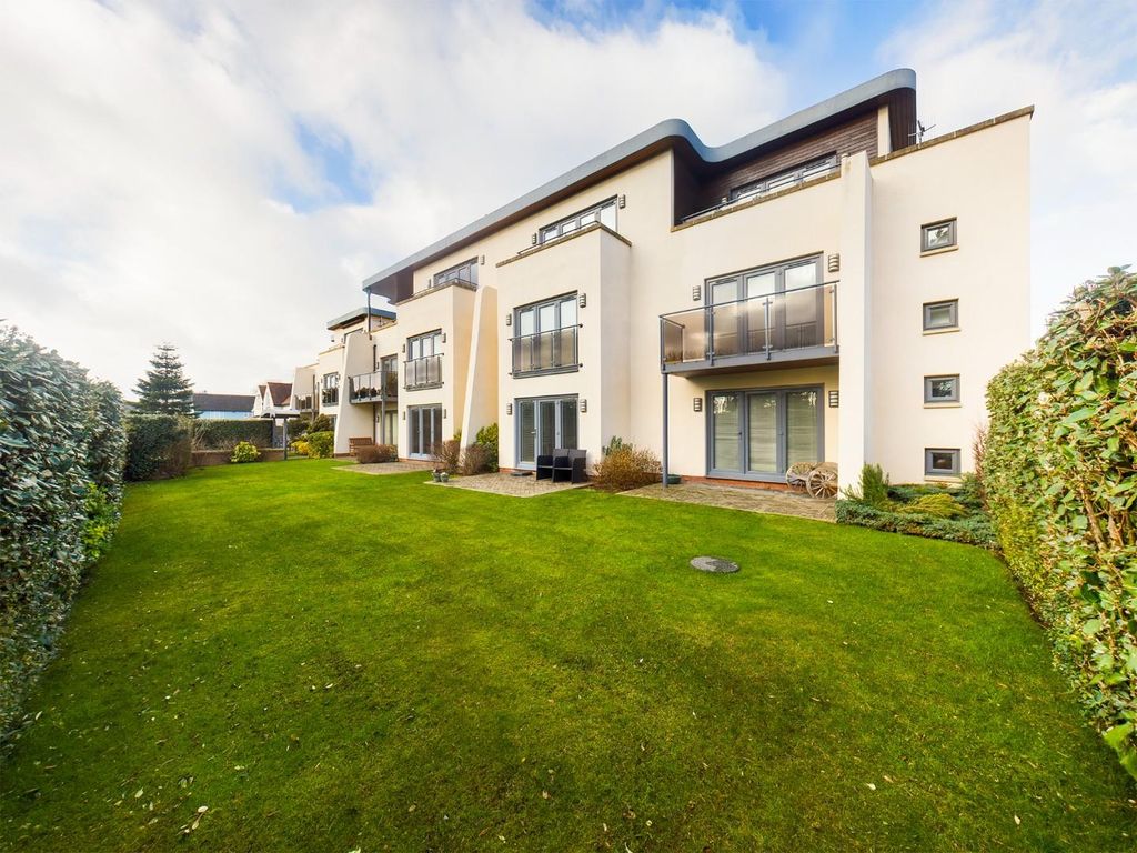 2 bed flat for sale in Scalby Mills Road, Scarborough YO12, £180,000