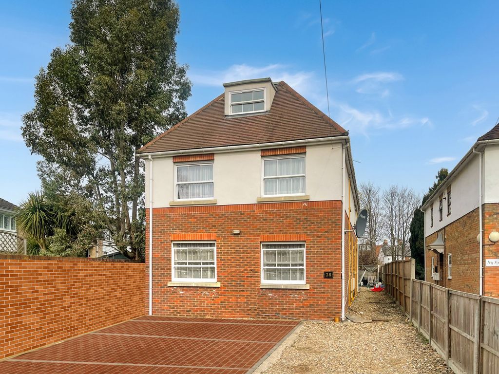 1 bed flat to rent in Simplemarsh Road, Addlestone, Surrey KT15 Zoopla