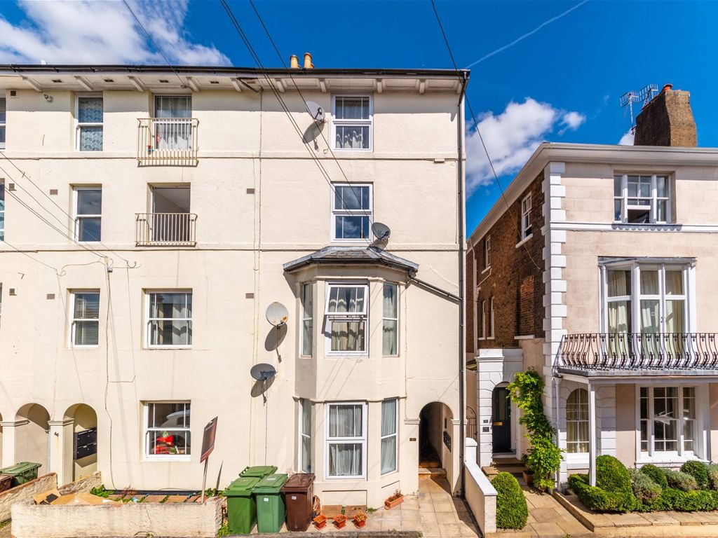 2 bed flat for sale in York Road, Tunbridge Wells TN1, £250,000 Zoopla