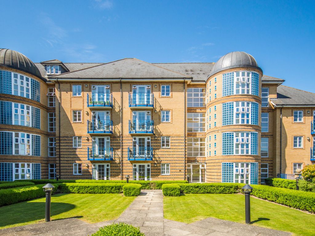 2 bed flat to rent in Newland Gardens, Hertford SG13, £1,400 pcm Zoopla