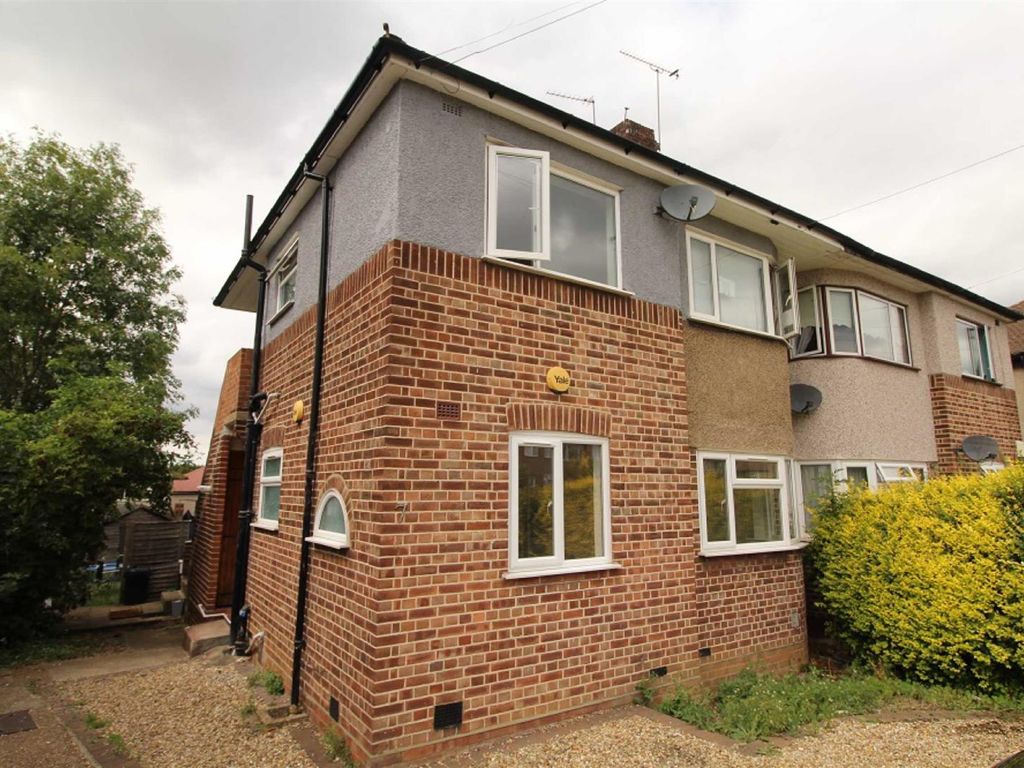 2 bed flat to rent in Erith Crescent, Collier Row, Romford RM5, £1,600 pcm Zoopla