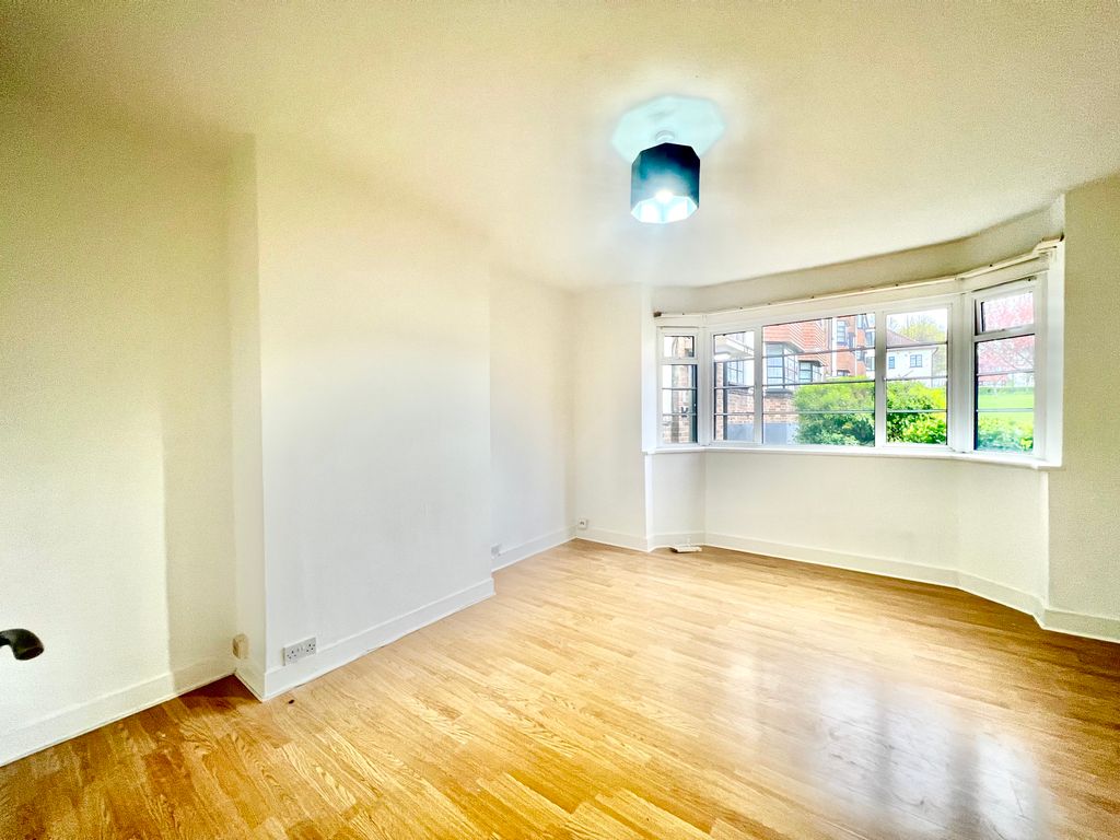 2 bed flat to rent in The Lindens, Friern Park, North Finchley, London