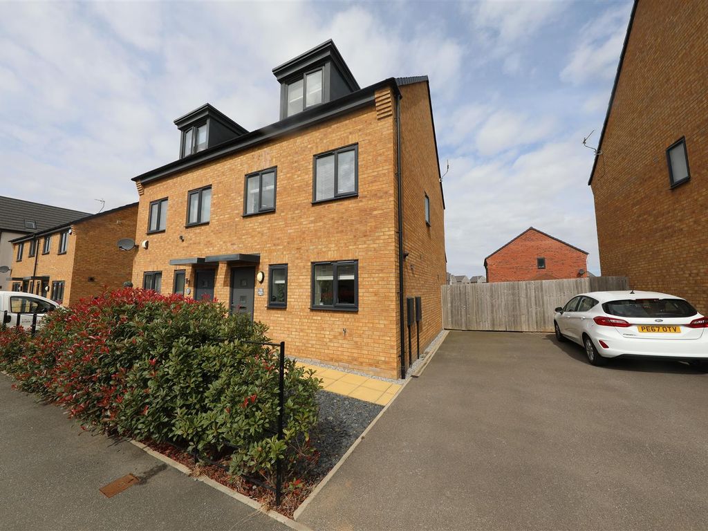 3 Bed Semi detached House For Sale In Pioneer Way Kingswood Hull HU7 3 Bed Semi detached House For Sale In Pioneer Way Kingswood Hull HU7