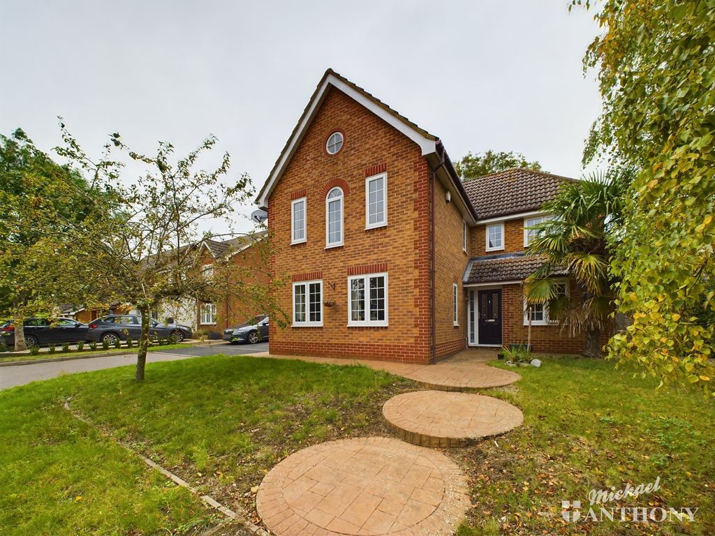 4 bed detached house to rent in Warren Close, Stone, Aylesbury HP17, £