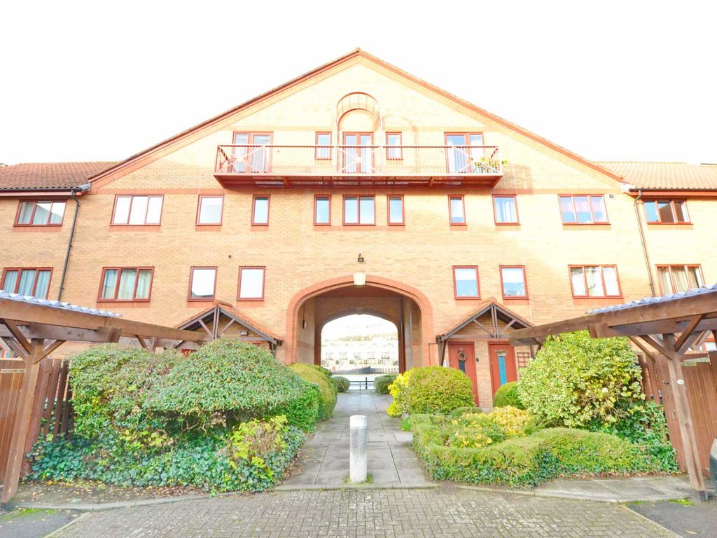 1 bed flat to rent in Napier Court, Gefle Close, Baltic Wharf BS1, £